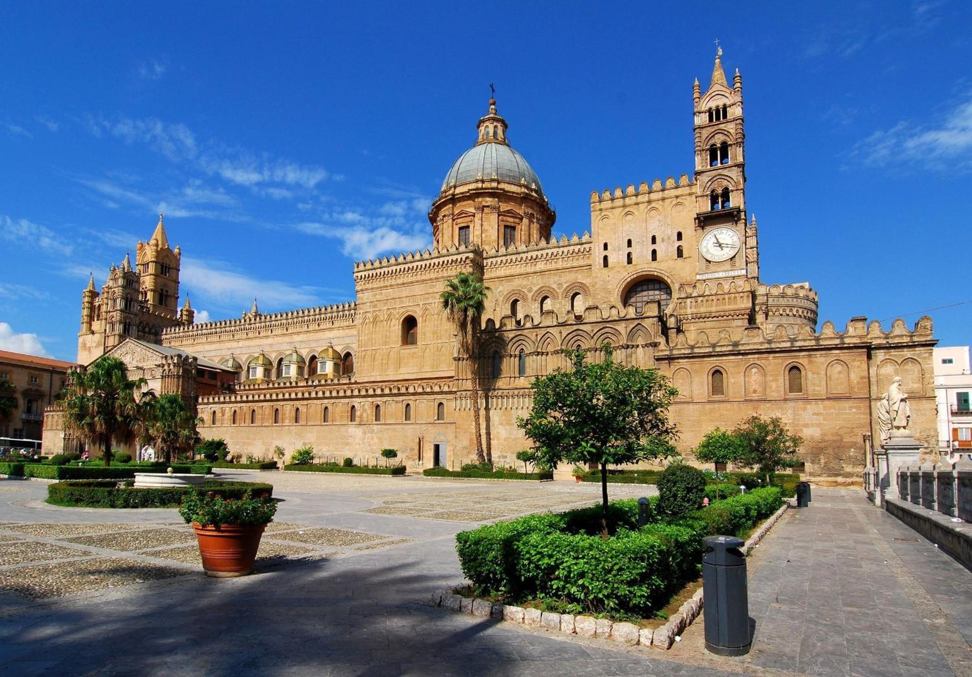 A Casa Di Elena Apartment Palermo Bagian luar foto