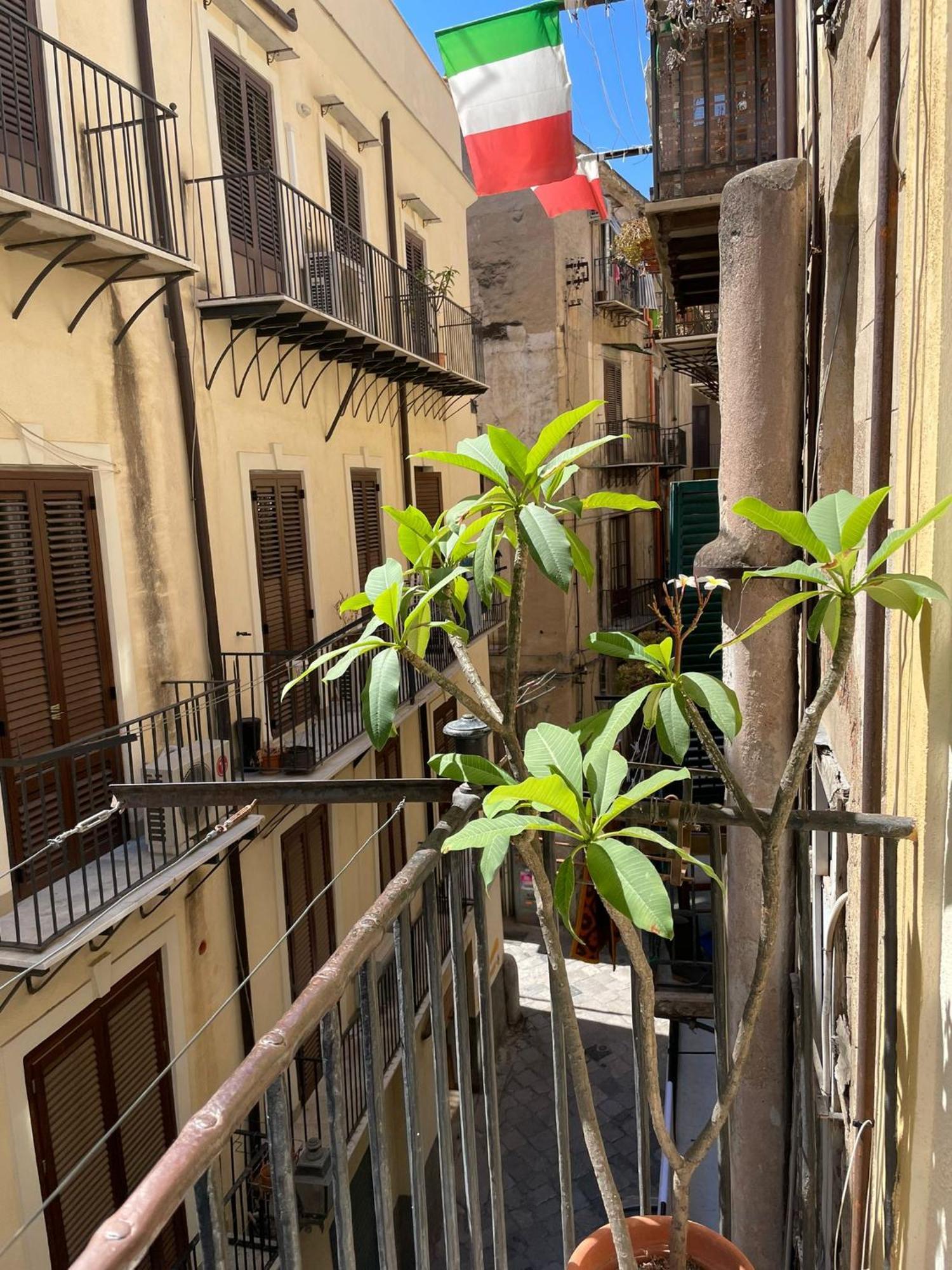 A Casa Di Elena Apartment Palermo Bagian luar foto